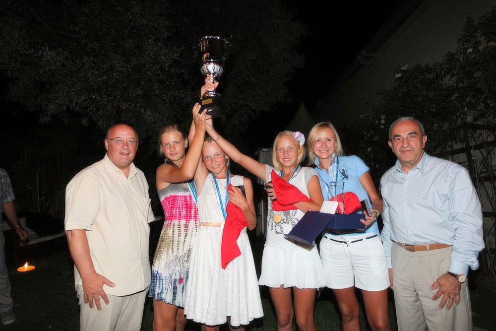 At the girls’ finals in Ajaccio (FRA), Anastasia Potapova gave the Russians an early lead with a straightforward win over Anna Kynclova, conceding just three games. At the girls’ finals in Ajaccio (FRA), Anastasia Potapova gave the Russians an early lead with a straightforward win over Anna Kynclova, conceding just three games.